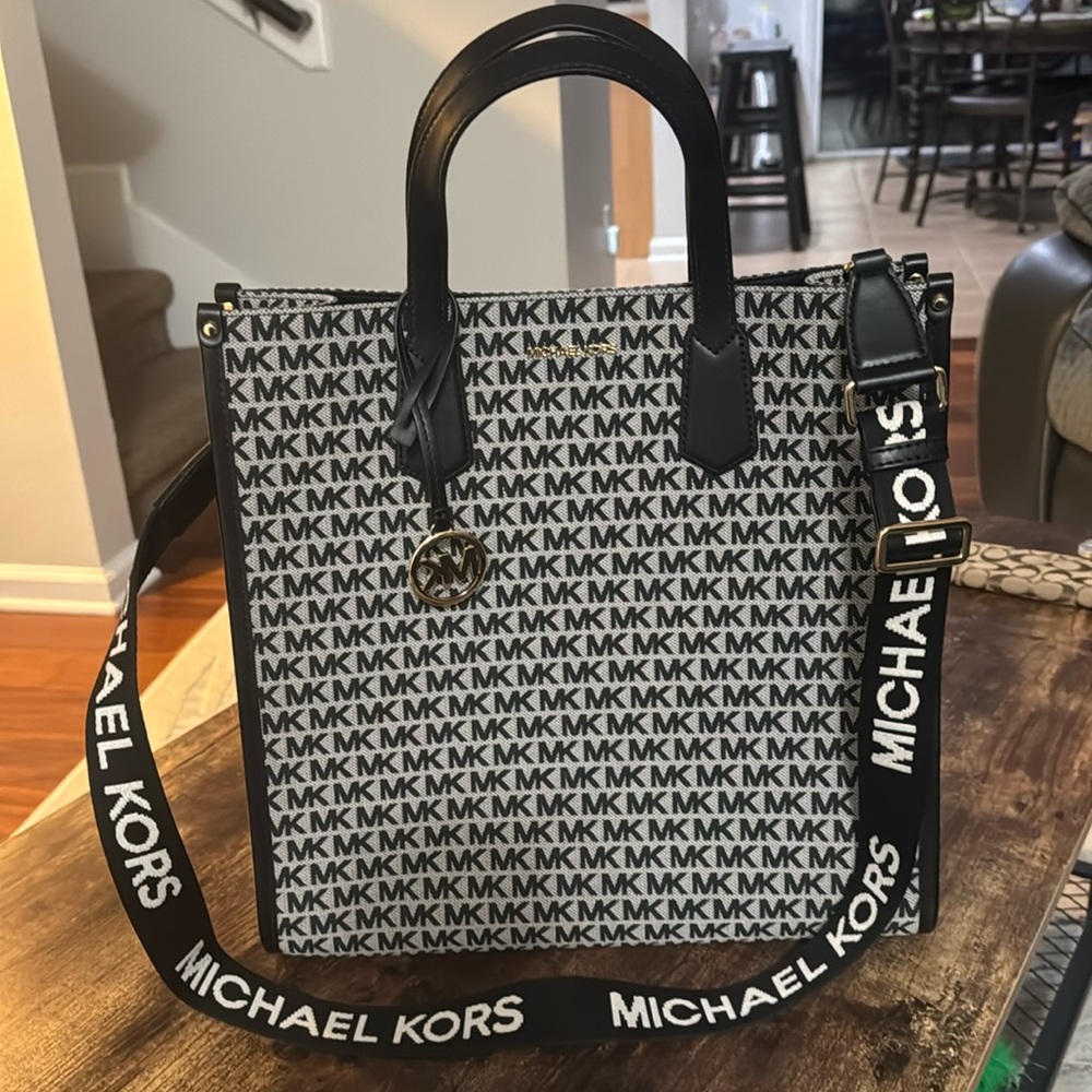 MICHAEL KORS. NWOT, but it is intact, and the TAG is shown in the pics. Not used